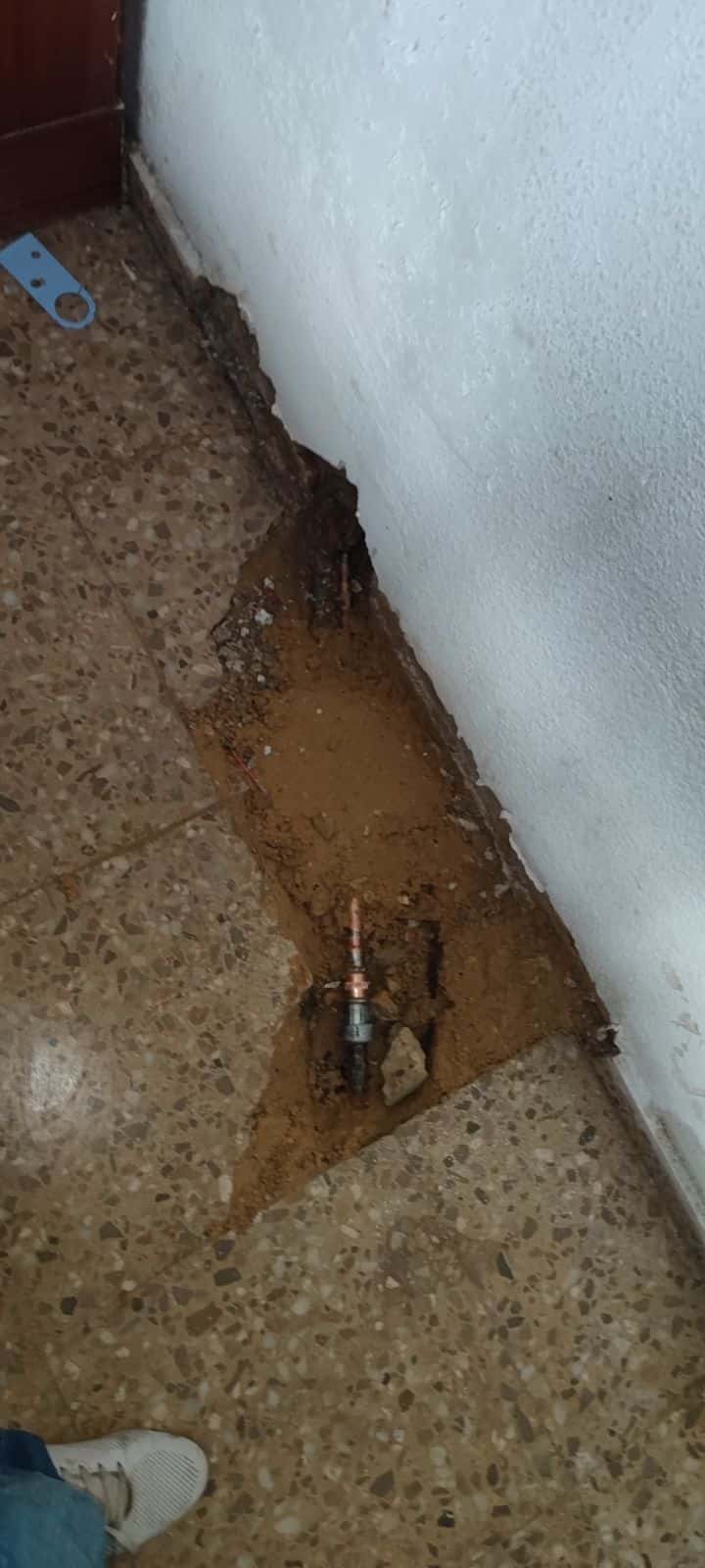 Fuga de agua potable cuarto de baño colindante con dormitorio